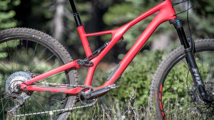 specialized stumpjumper st comp carbon 29 - the asymmetrical carbon frame of the stumpjumper st. a single sided...