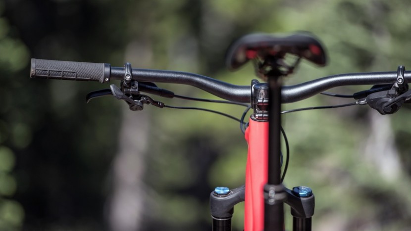 short stem, wide handlebar, clean setup, the cockpit is dialed.