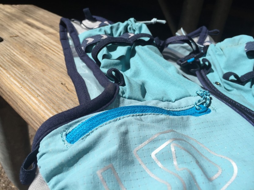 ultimate direction ultra vesta 4.0 - the front zippered pockets of the ultra vesta are great for snacks!