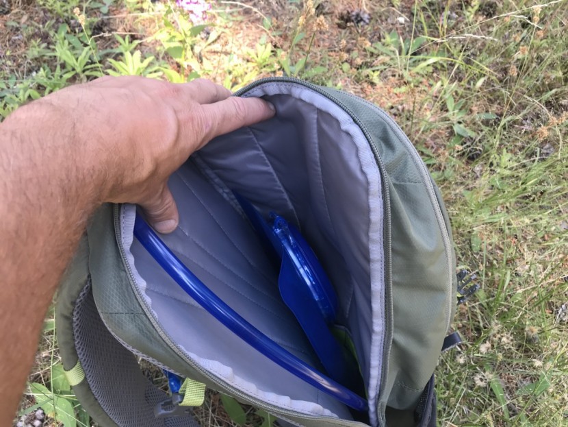 camelbak cloud walker 18 - the wide zip opening access the dedicated hydration sleeve.