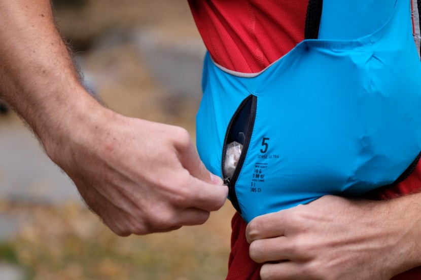 both sides of the vest are equipped with stretchy zip pockets...