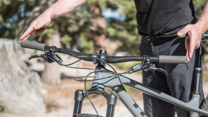 750mm bars are narrow but par for the course on an xc-minded bike.