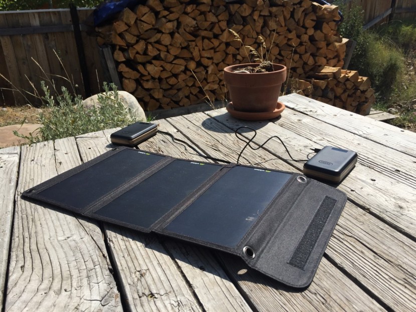 wildtek source 21w - testing the wildtek with multiple devices plugged into its dual usb...