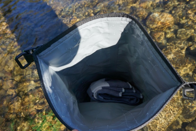 skog a kust drysak 20l - rivulets of water along the inside of the bag after submersion...