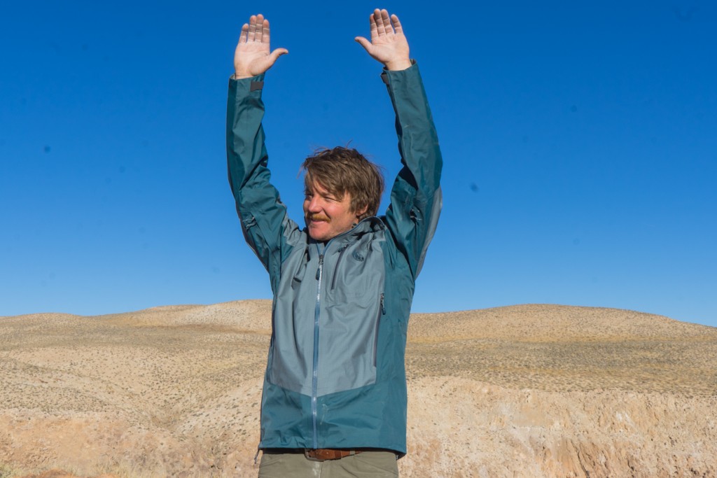 rei co-op stormbolt gtx - this jacket has a baggy fit, but it still rides up when you lift...