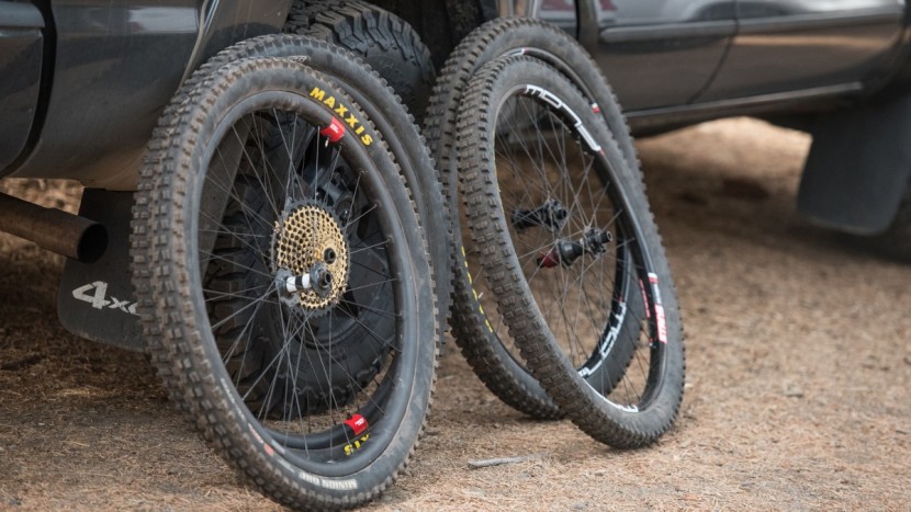 carbon vs. aluminum. the santa cruz reserve 30 carbon on the left...