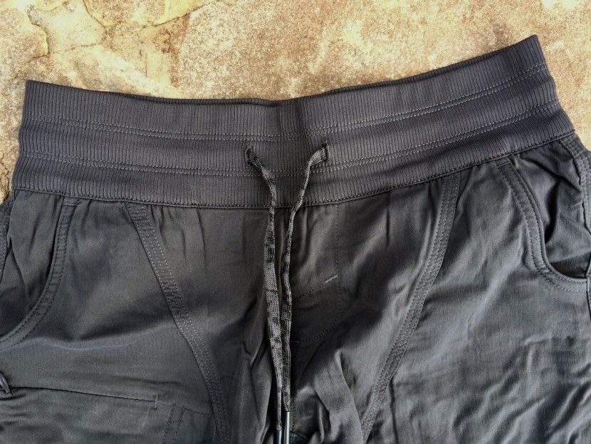 the north face aphrodite 2.0 short - a closer look at the stretchy, heathered waistband and drawstring...