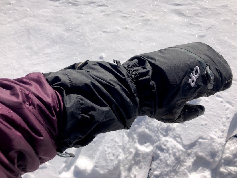 outdoor research alti mitt for women - the long cuff fits nicely over even the puffiest of layers. this in...