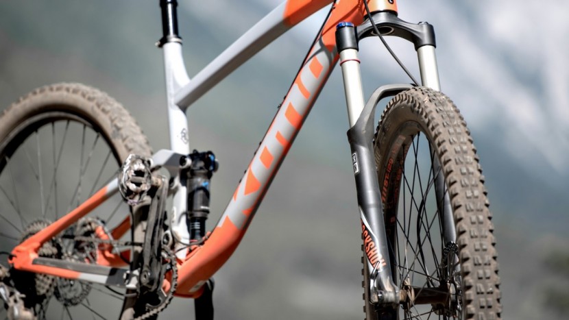 kona hei hei trail - the suspension felt quite balanced and plush, with a rockshox deluxe...