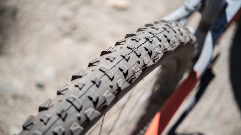 the tomahawk is a fast rolling rear tire, but it doesn't offer much...