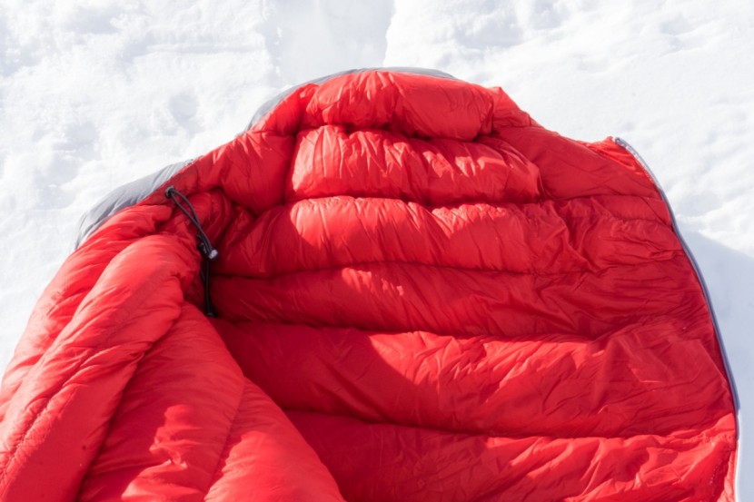 rab neutrino 800 - a draft collar keeps out the drafts, with one cinch cord dedicated...