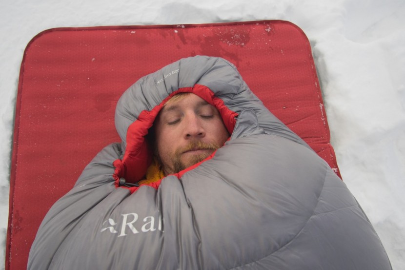 rab neutrino 800 - the elastic drawstrings are very stretchy, leaving lots of slack...