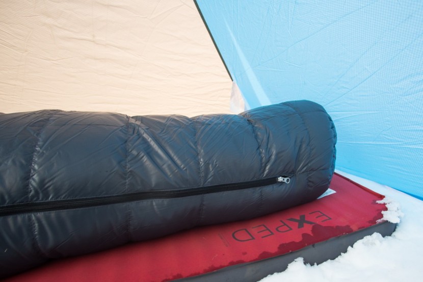 sleeping bag cold weather - this bag has a roomy foot box with 7 inches of loft on top. this...
