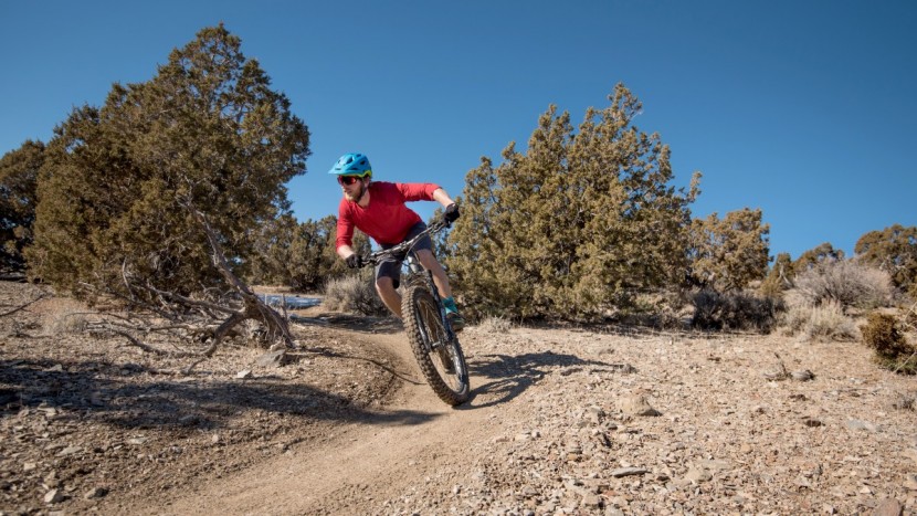 bulls e-stream evo am 4 - big 'ol 2.8" tires give confidence in the corners.