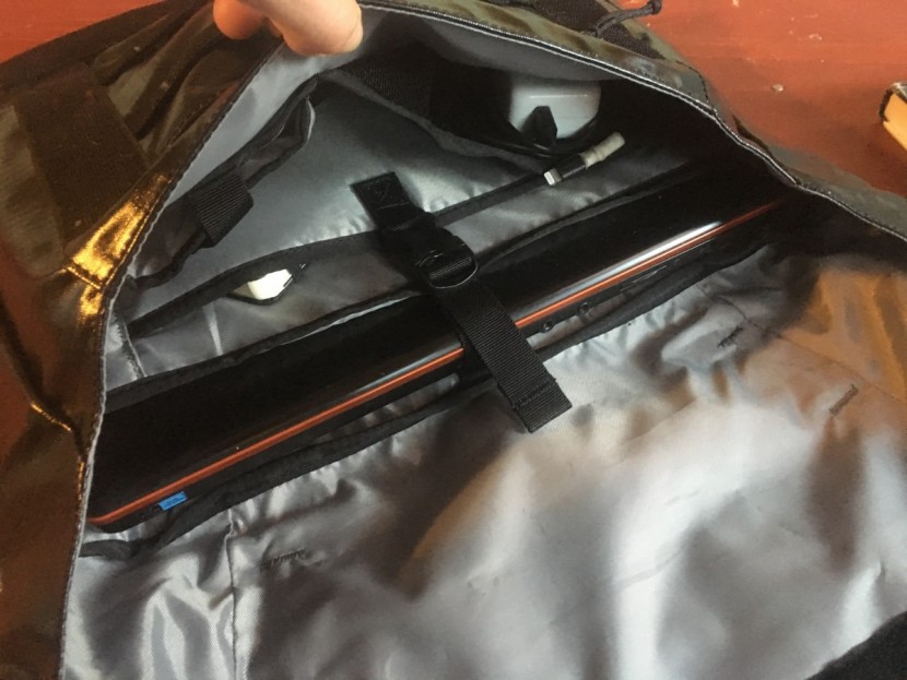 patagonia black hole mini messenger 12l - the mini holds all of our essential electronics with ease and offers...