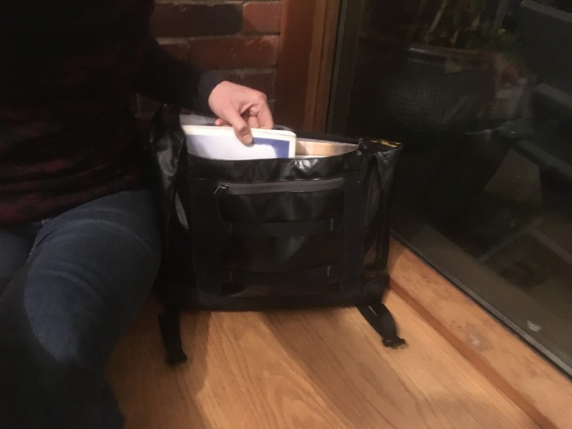 patagonia black hole mini messenger 12l - the mini messenger is very easy to use; it is a nice size, and has...