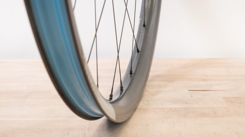 reynolds tr 309 s carbon wheelset - the tr 309 s rims have a 30mm internal width, a 4.5mm offset, and a...