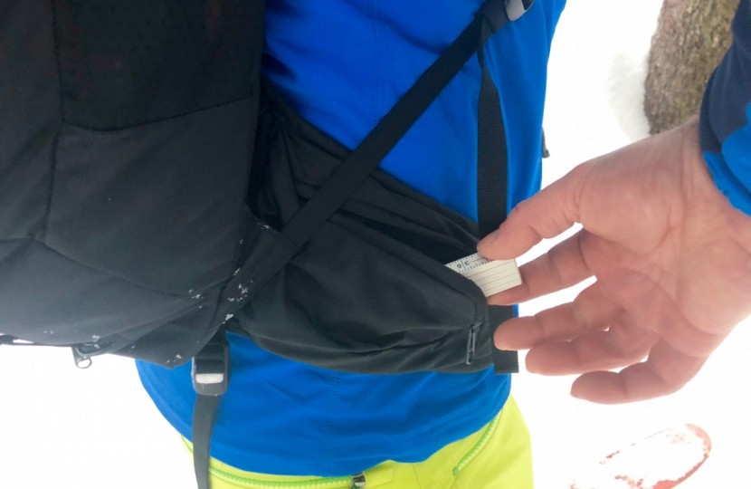 black diamond jetforce tour 26l - this model features one zippered waist belt pocket (the other side...