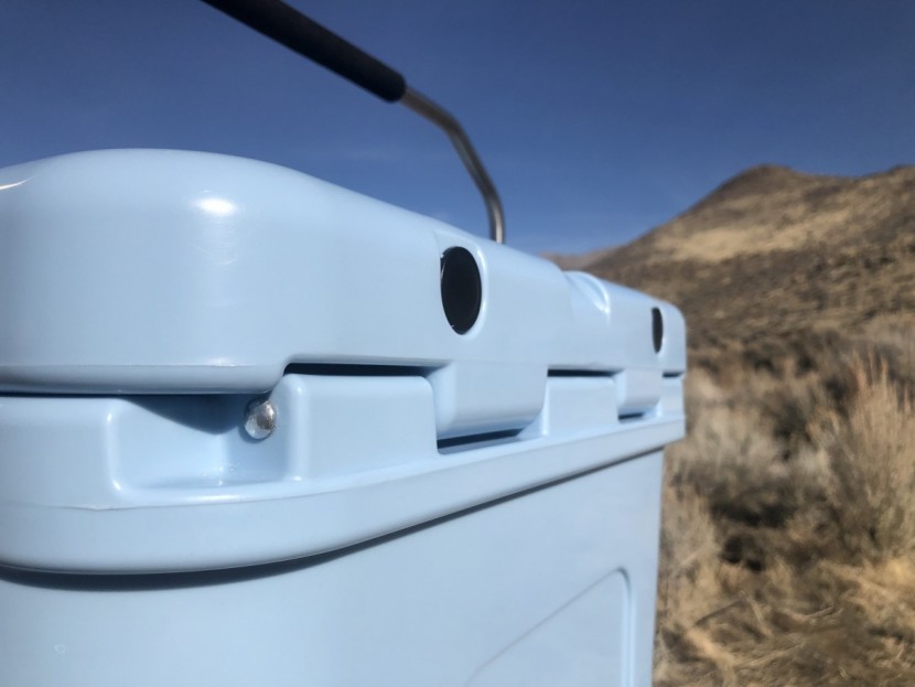 yeti roadie 20 - the impressively tough hinge of the yeti roadie 20 is built to...