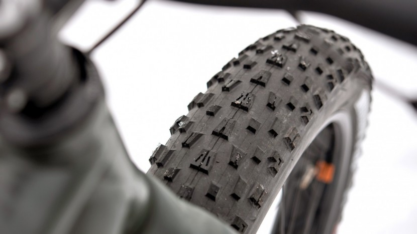 cannondale fat caad 2 - the maxxis minion fbf (pictured) and fbr tires are pretty standard...