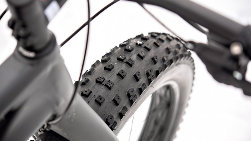 trek farley 5 - the 4.5" bontrager gnarwhal tires have an aggressive open tread...