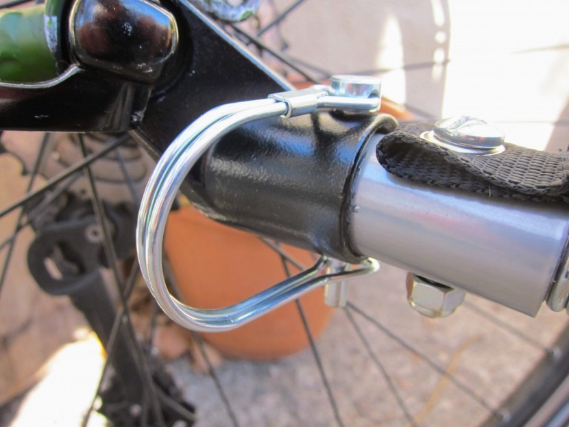 schwinn echo - the hitch adaptor (black) connects to the schwinn echo's tow arm...