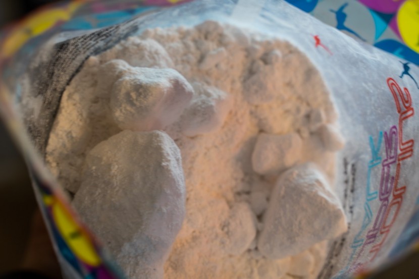 metolius super chalk - a bag of this chalk includes everything from hefty chunks to a fine...