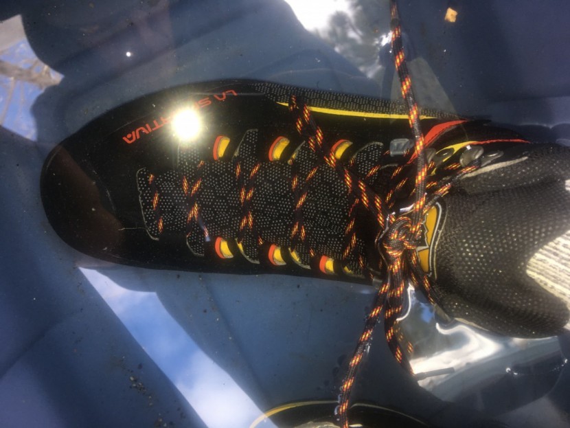 la sportiva trango tower extreme gtx - under water in the tub test.