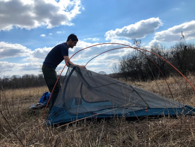 kelty dirt motel 2 - two hubbed poles cross in the center and the tent body easily clips...