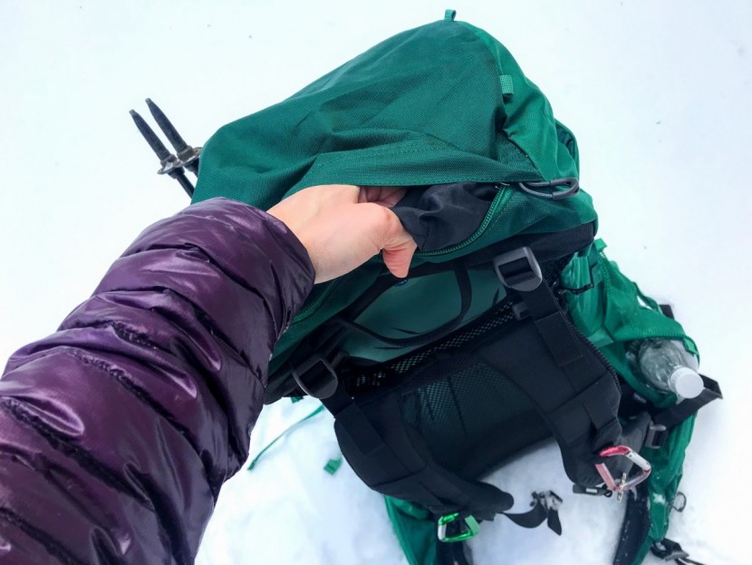 the lid of the osprey rook is difficult to access.