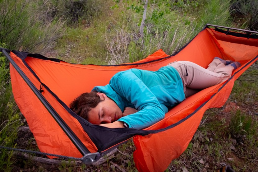 hammock - hammocks that include spreader bars create a wider, flatter sleeping...