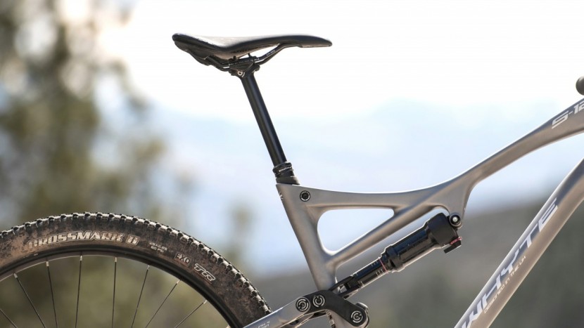 the bike yoke devine 160mm dropper post is finicky and super...