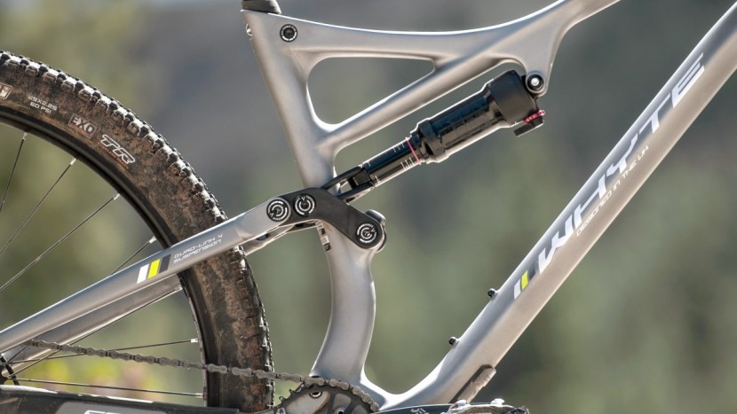 the rockshox deluxe rear shock does its job admirably.