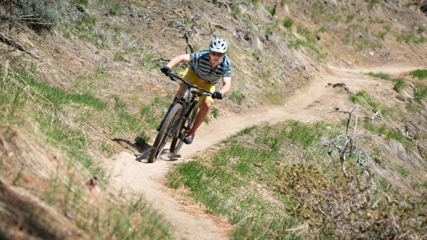 whyte s-120 carbon r - a slack head tube angle delivers a stable ride at high speeds.