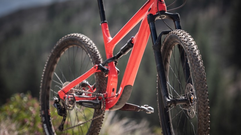 cannondale habit 6 - the rockshox recon fork is nothing special but it works. the fox...