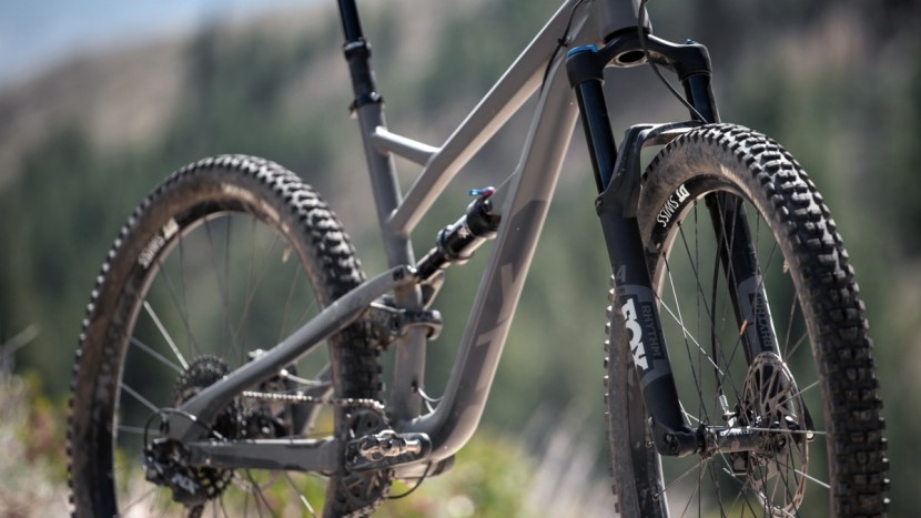 yt jeffsy al base - the jeffsy has nicely balanced fox suspension that control its 140mm...