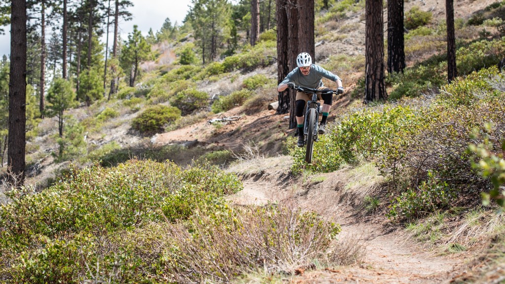 yt jeffsy al base - the jeffsy feels comfortable at a huge range of speeds and inspires...