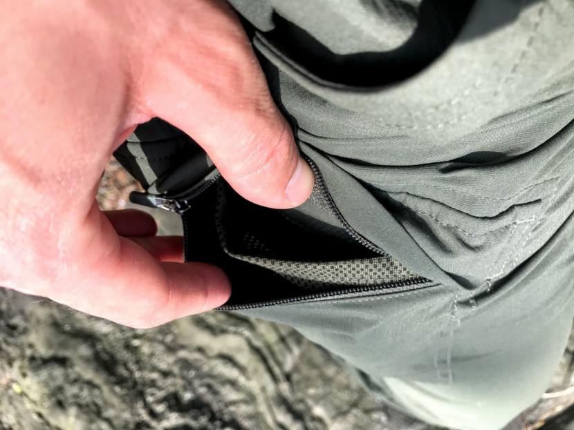 rei co-op sahara roll-up - the mesh divider of the right cargo pocket. it prevents items from...