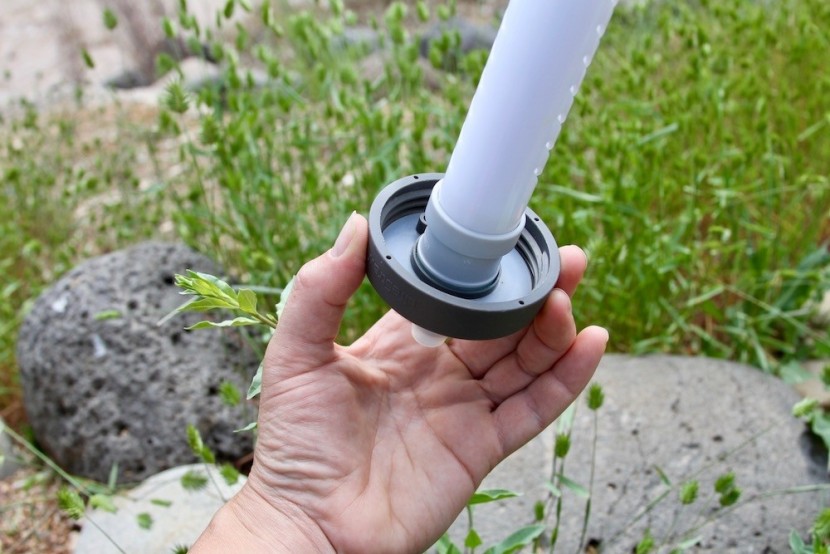 lifestraw universal - be sure the filter is screwed on tightly to the lid, or else it...