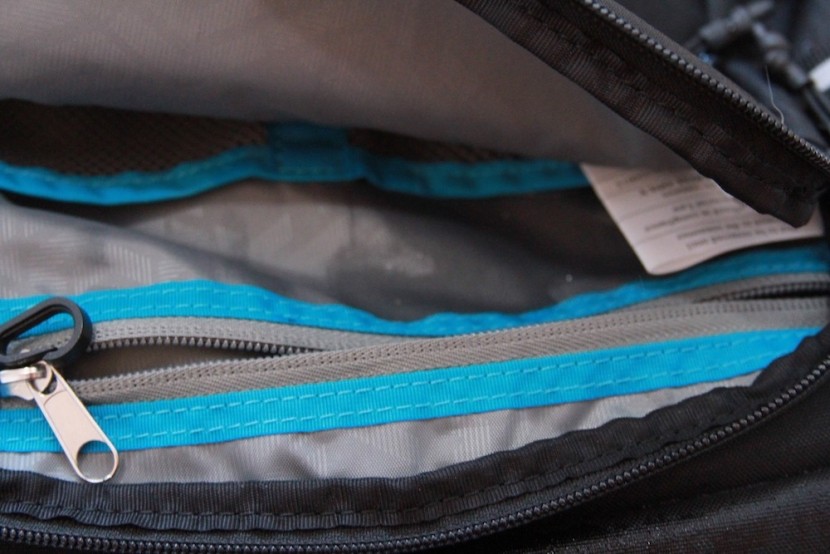 thule pack 'n pedal commuter - a little moisture in the front compartment after the shower test...