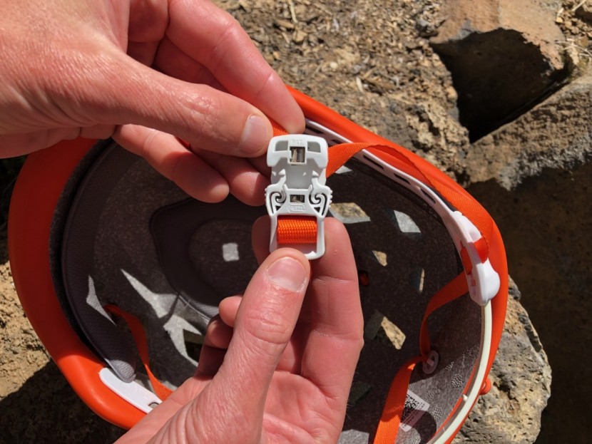 petzl meteor - magnets in the chin strap buckle help them to close automatically...