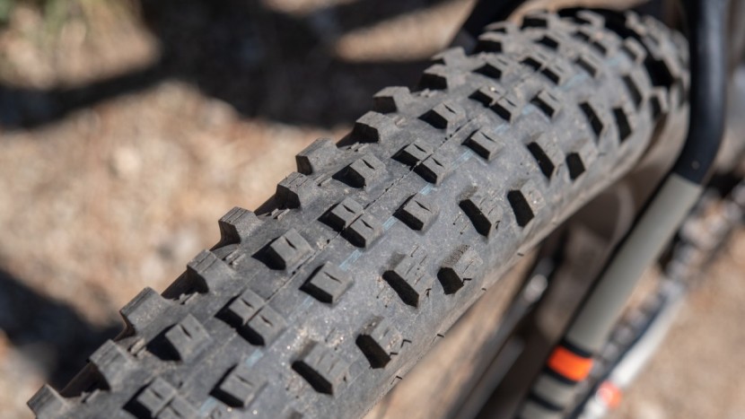 the 2.6" schwalbe nobby nic rear tire has good braking and pedaling...