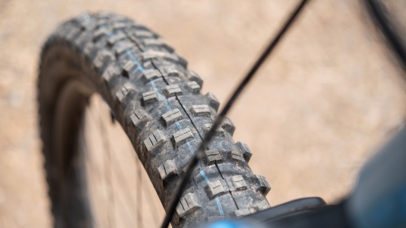 schwalbe hans dampf hs491 addix - the 2.6" schwalbe hans dampf has loads of air volume and nice drifty...