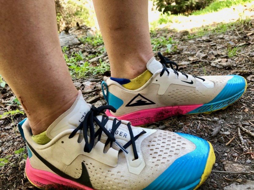 darn tough coolmax vertex tab no show ultra-light cushion - a glance at the no show tabs with your shoes on.