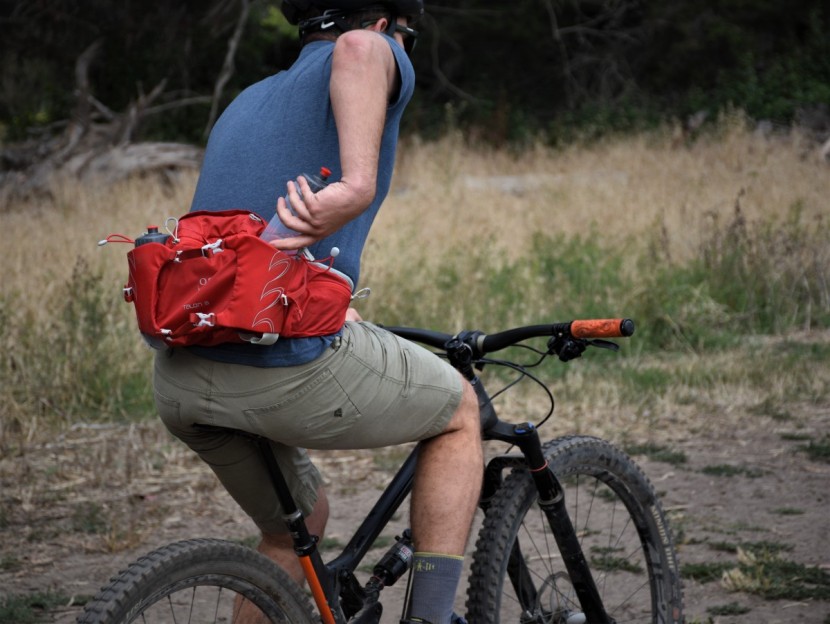 osprey talon 6 - the squeeze bottles were easy to access and drink from while riding...