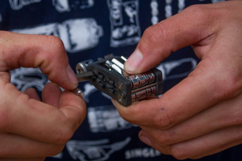 topeak ninja 16+ - the 4 and 6mm hex wrenches must be removed from the tool to use.