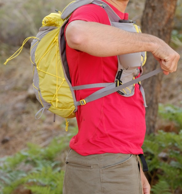 ultimate direction fkt - the fkt utilizes an equalizing v-strap as a side adjustment. for...