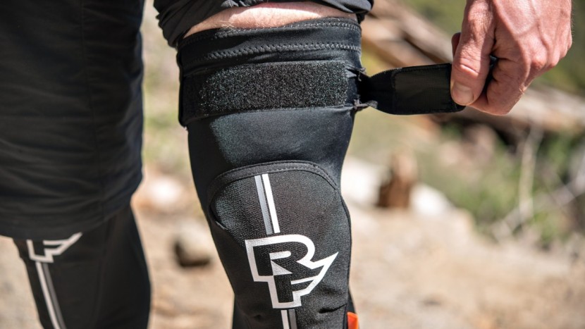 race face indy - the upper adjustment strap allows you to fine-tune the fit.