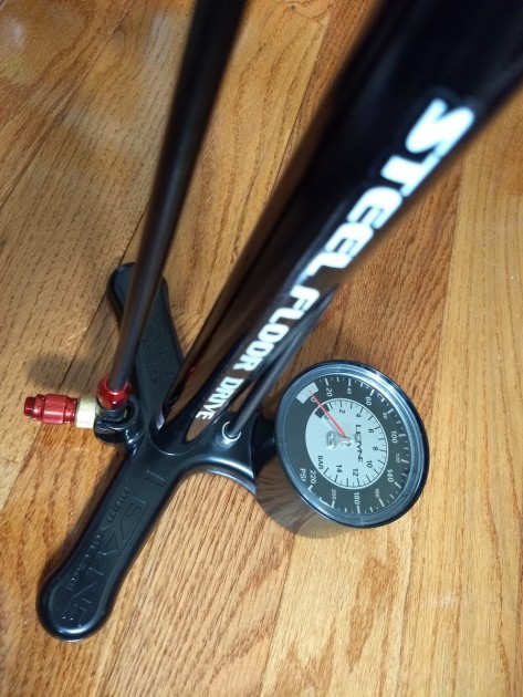 lezyne steel floor drive - a slim steel tripod base with a huge gauge built in means great...