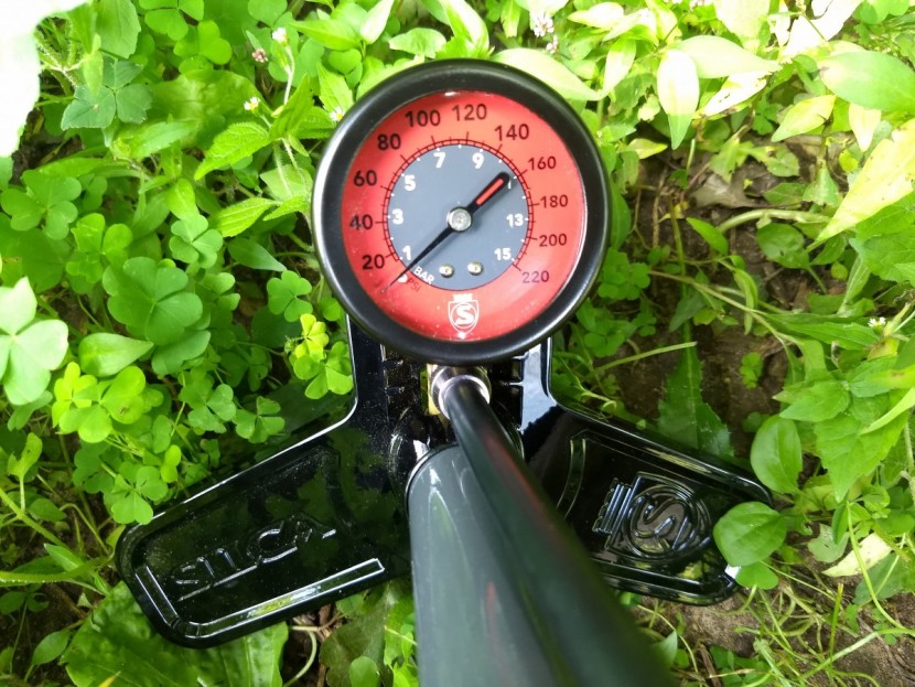 silca pista plus - a small gauge with questionable color choices, there's room for...